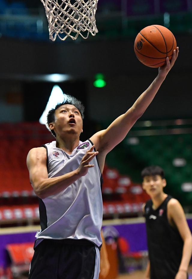 球员受伤退场，团队备战乱了阵脚！