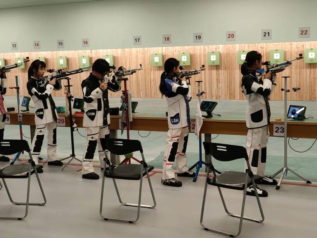 包含立陶宛代表团在射击比赛中斩获冠军的词条