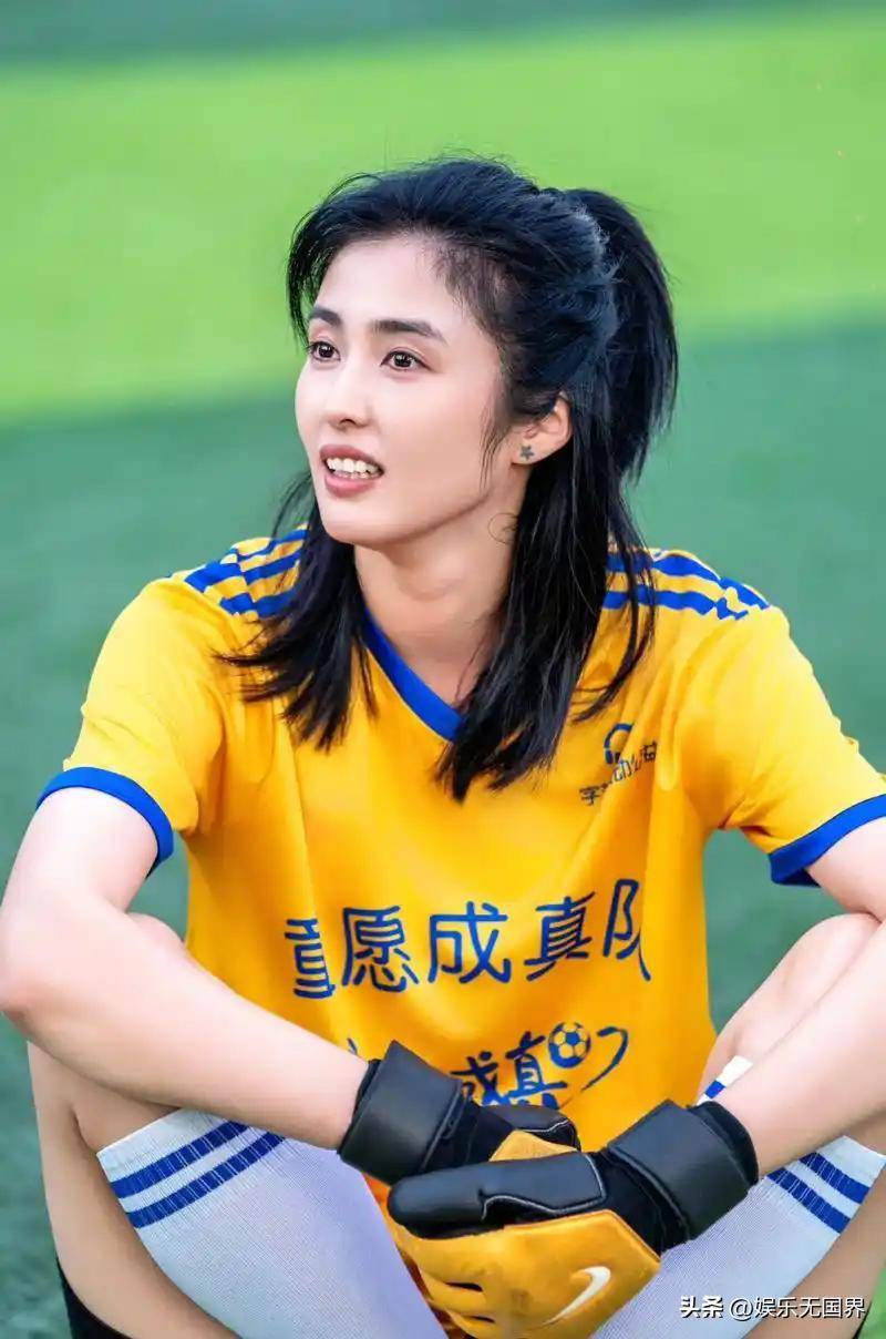 包含精采足球赛场上女运动员展现实力的词条
