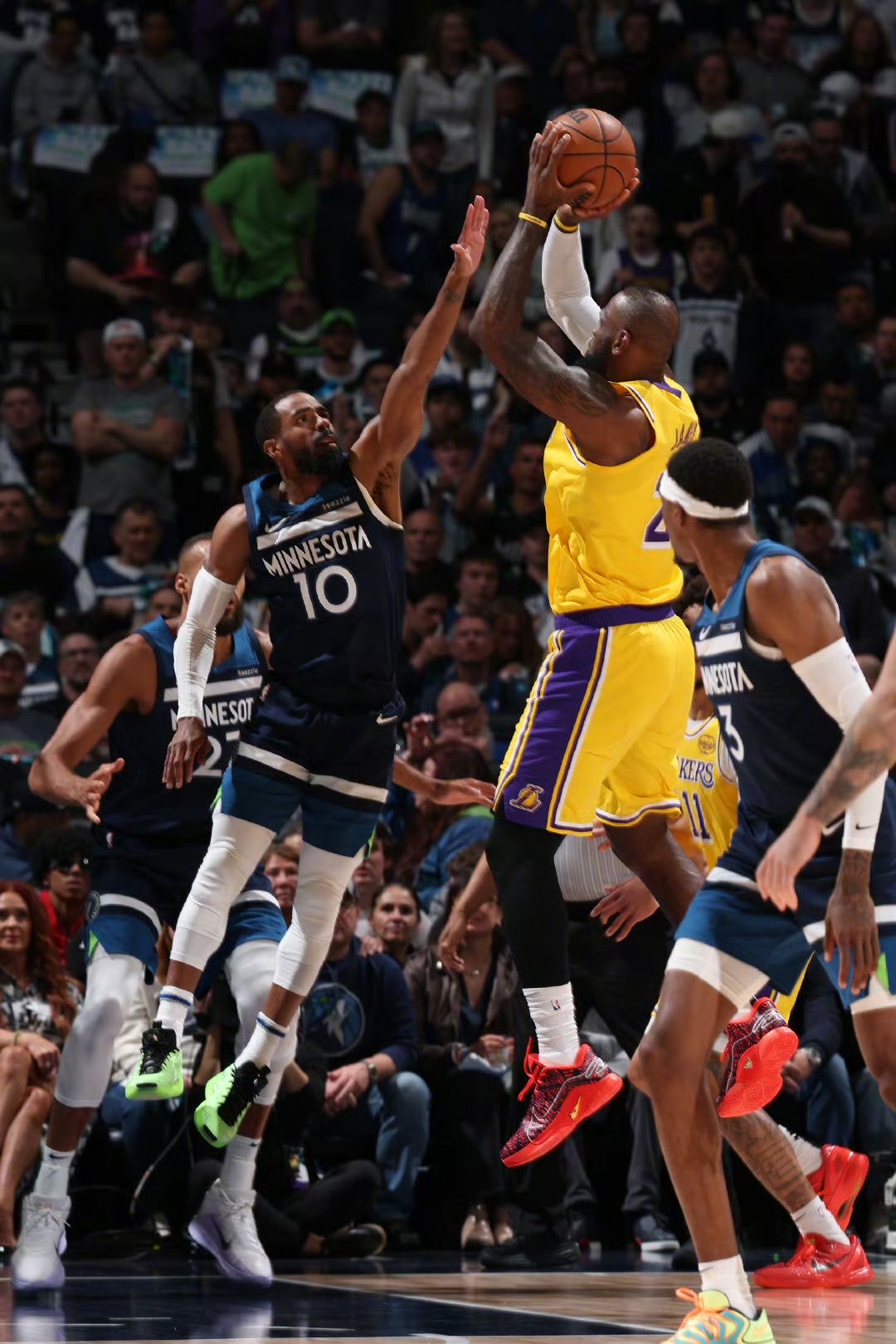 骑士横扫森林狼，全队合力夺下胜利锁定领先的简单介绍