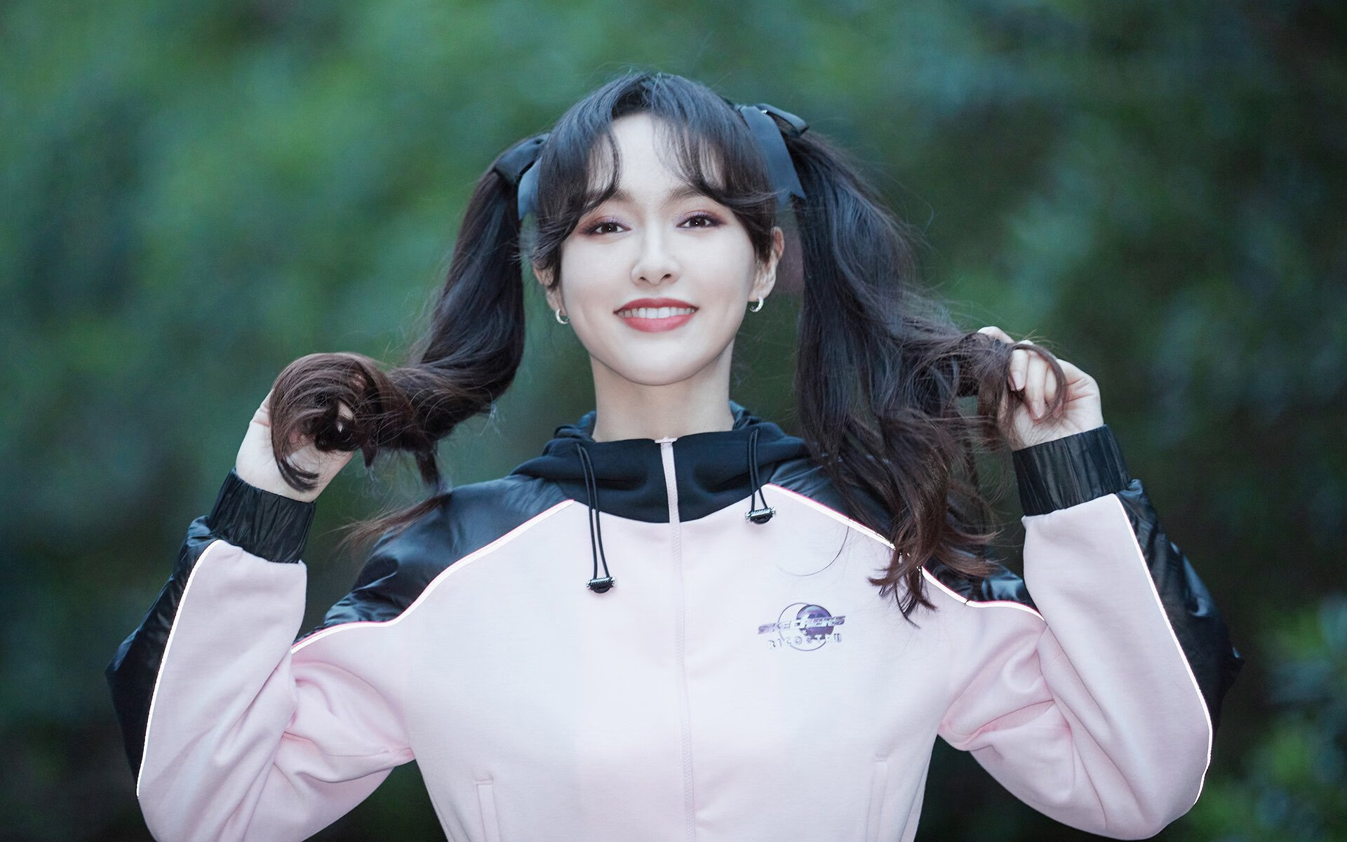 开云体育登录-绿茵与赛道，当代体育的双重奏