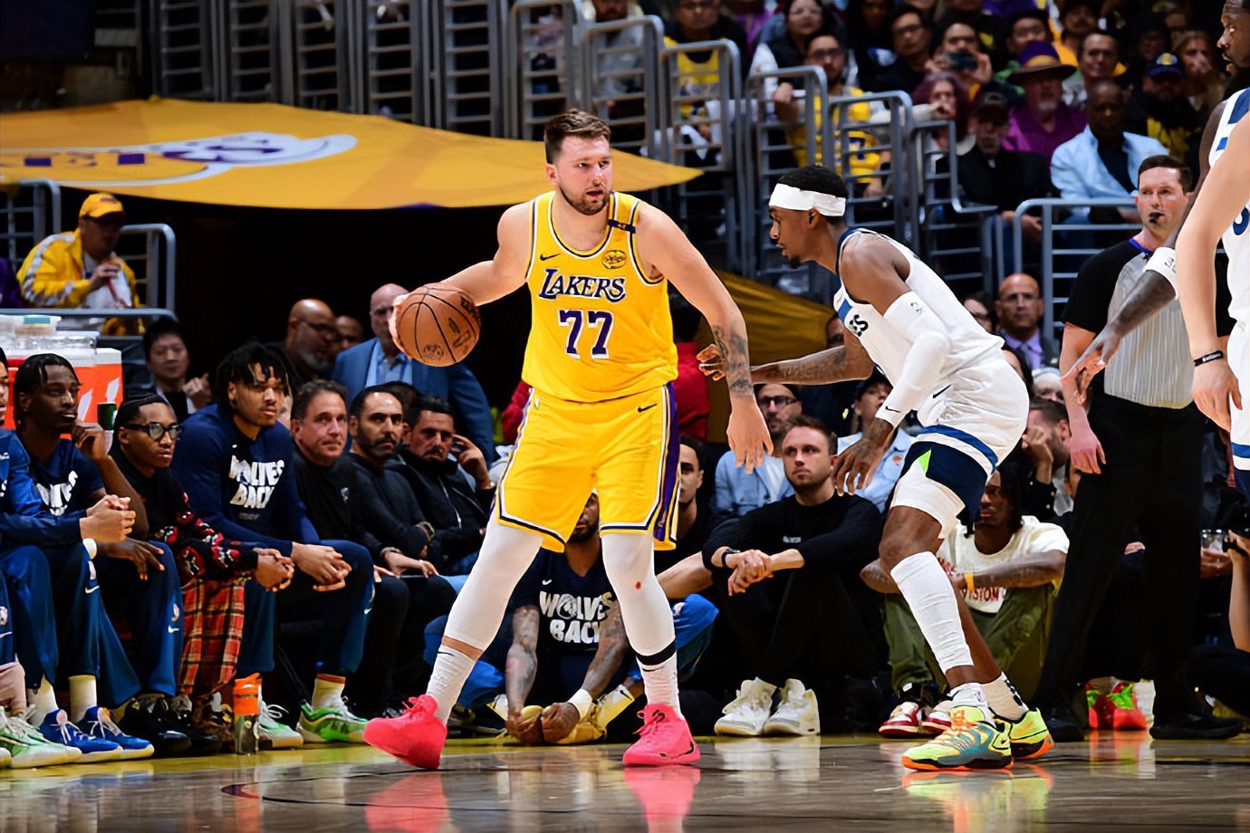 76人对阵公牛，东契奇成为全场焦点